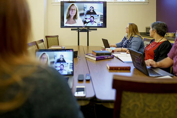 多代社群齊聚的古老教堂使用Bose vb1開(kāi)會(huì)場(chǎng)景