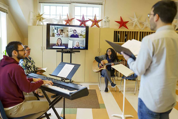 多代社群齊聚的古老教堂使用Bose vb1開(kāi)會(huì)場(chǎng)景2