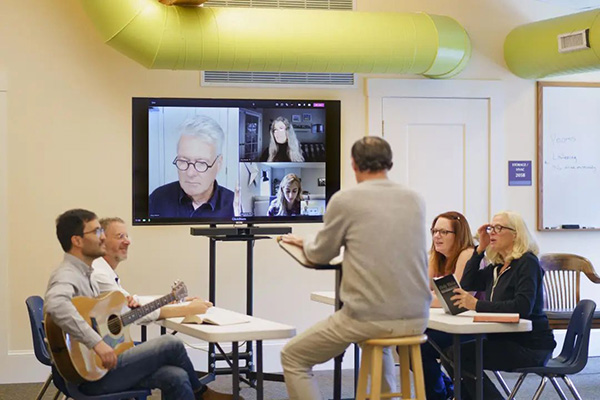 多代社群齊聚的古老教堂使用Bose vb1開(kāi)會(huì)場(chǎng)景3